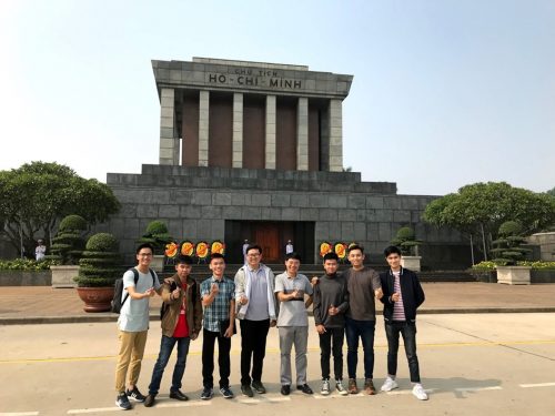 Kỷ niệm đoàn đội tuyển HUFLIT viếng lăng Bác trong Kỳ thi OLP’2018 được tổ chức tại Học viện Công nghệ Bưu chính Viễn Thông (Hà Nội)